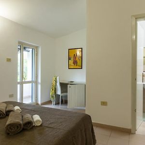 Camera piccola con letto king size
